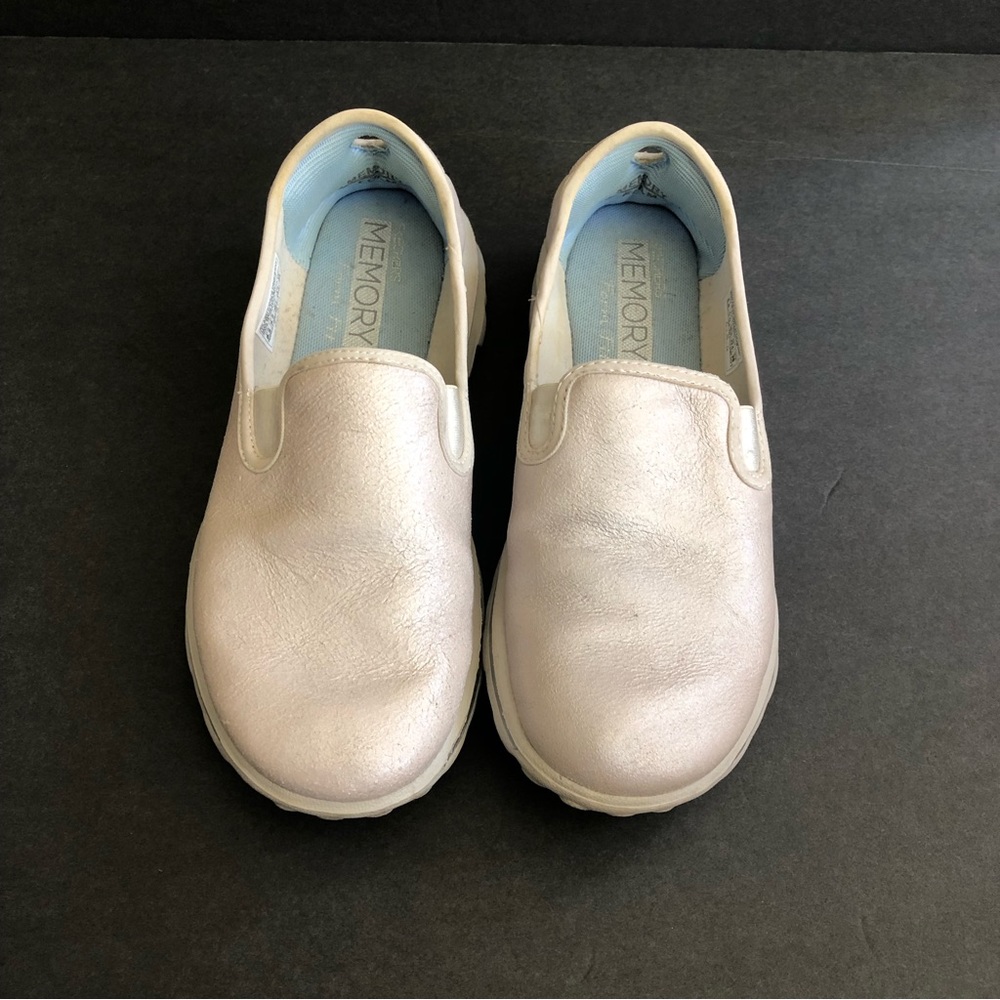 EUC ladies Skechers go walk leather slip on sneakers. Pearl. Size 8.5.  bit tigh